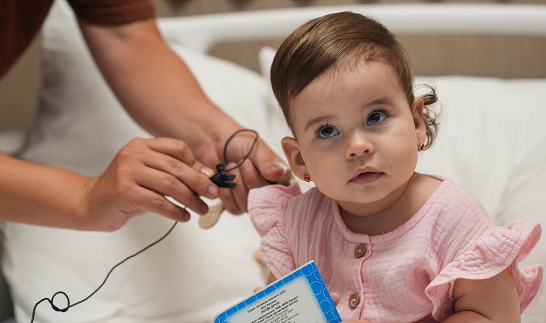 Doğuştan işitme engelli 14 aylık Ukraynalı Leia Dynnyk, tedavi için