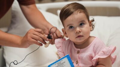 Doğuştan işitme engelli 14 aylık Ukraynalı Leia Dynnyk, tedavi için