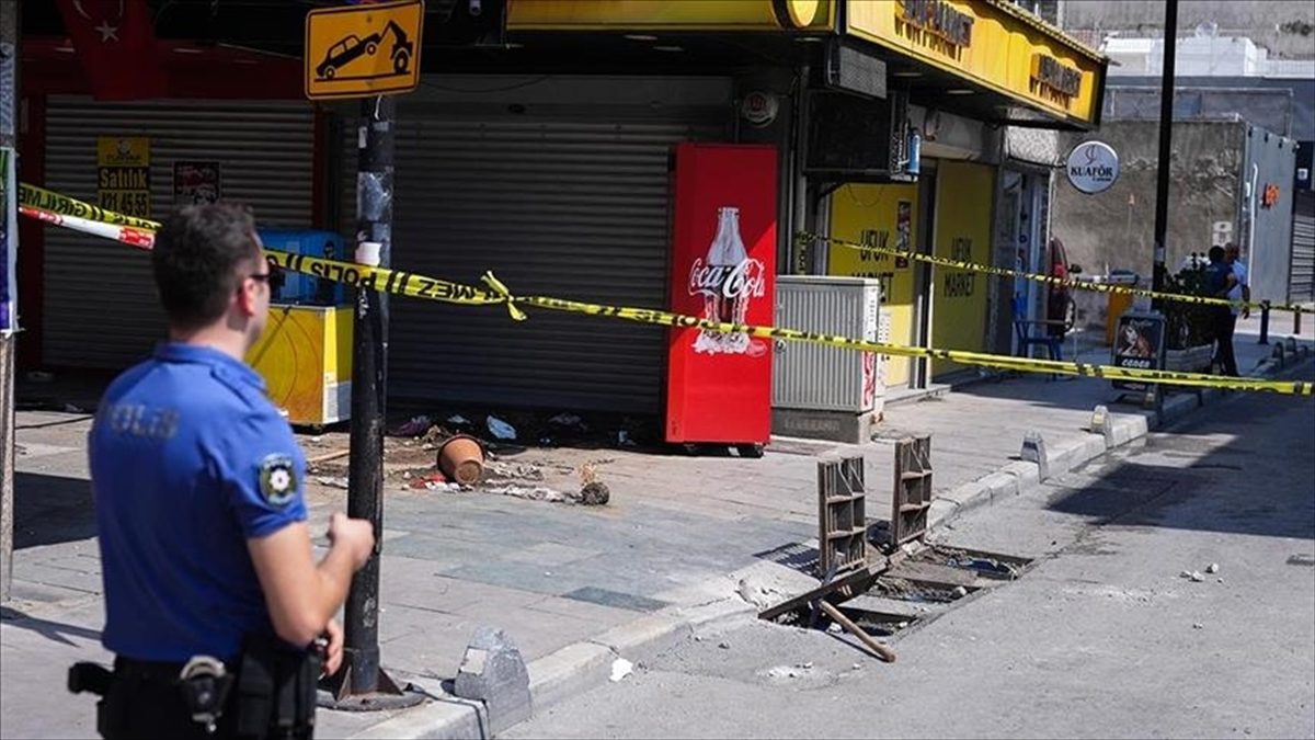 İzmir'in Konak ilçesinde sağanaktan korunmaya çalışırken elektrik akımına kapılan 2