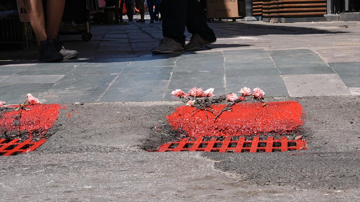 İzmir'in Konak ilçesinde sağanaktan kaçmaya çalışan 2 kişinin elektrik akımına