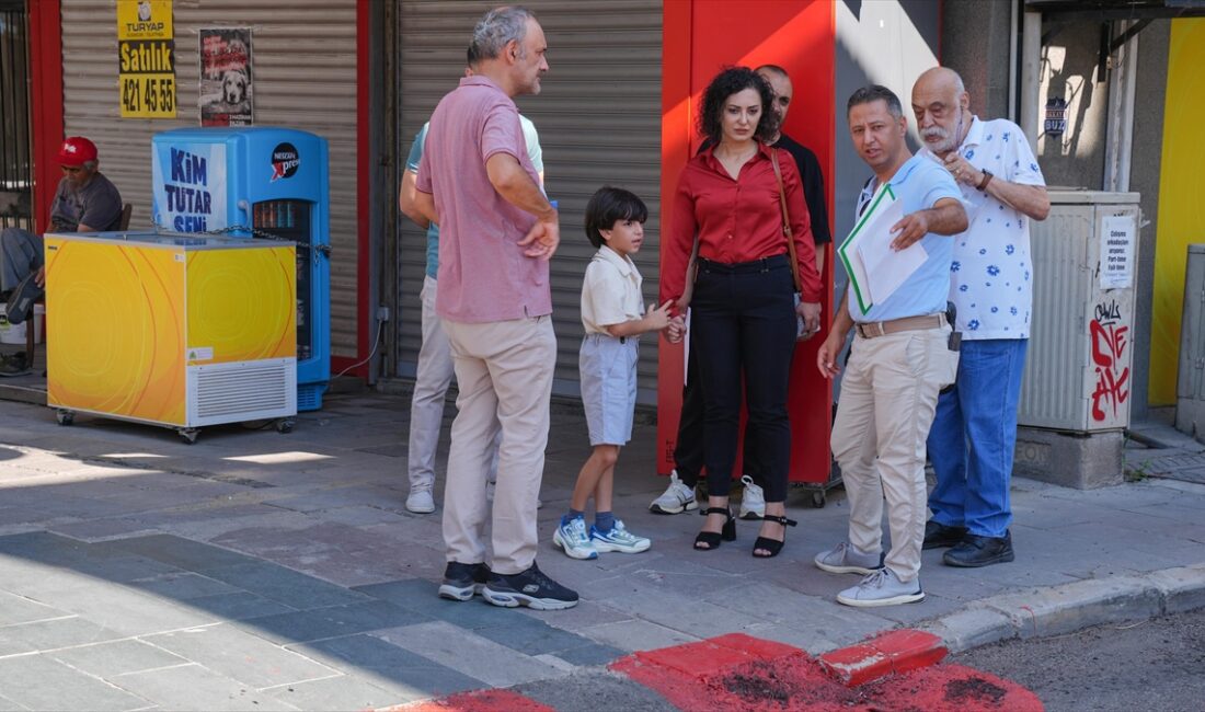 İzmir 7. Sulh Hukuk Mahkemesi, Konak ilçesinde sağanaktan korunmaya çalışırken