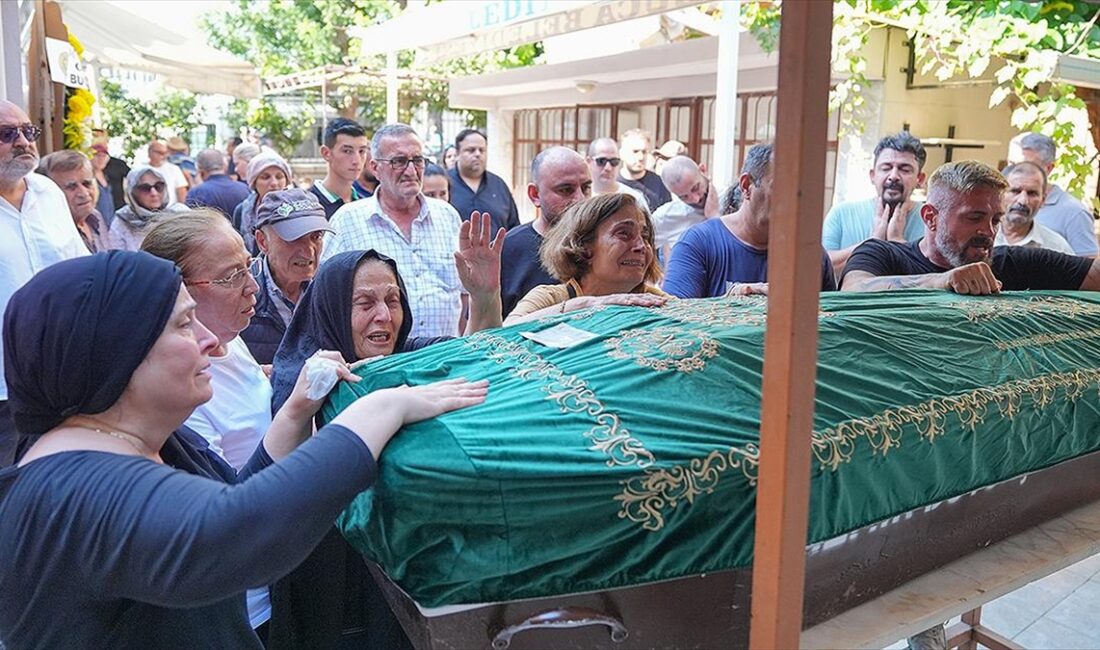 İzmir'de dün sağanak sonrası su birikintisine bastıkları sırada elektrik akımına