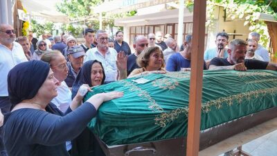 İzmir'de dün sağanak sonrası su birikintisine bastıkları sırada elektrik akımına