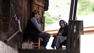 Kaçkar Dağları Milli Parkı'nın eteklerindeki Elevit Yaylası'nda ilerleyen yaşlarına rağmen