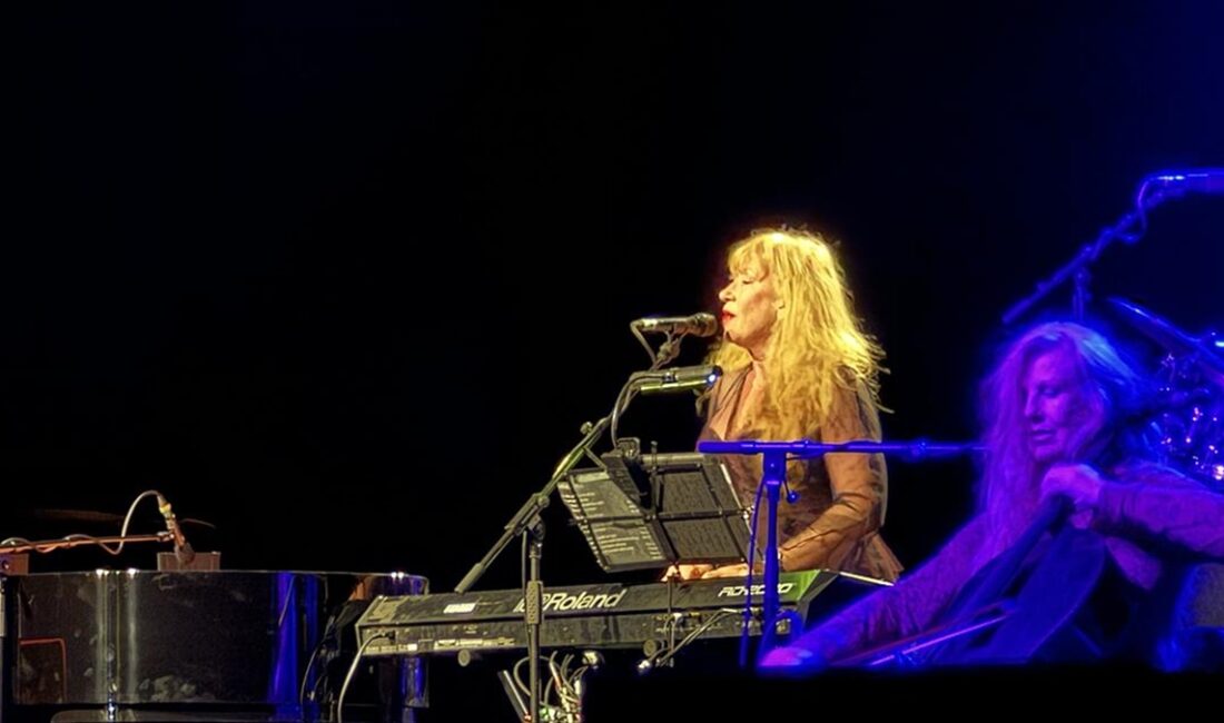 Kanadalı müzisyen ve besteci Loreena McKennitt, Harbiye Cemil Topuzlu Açıkhava
