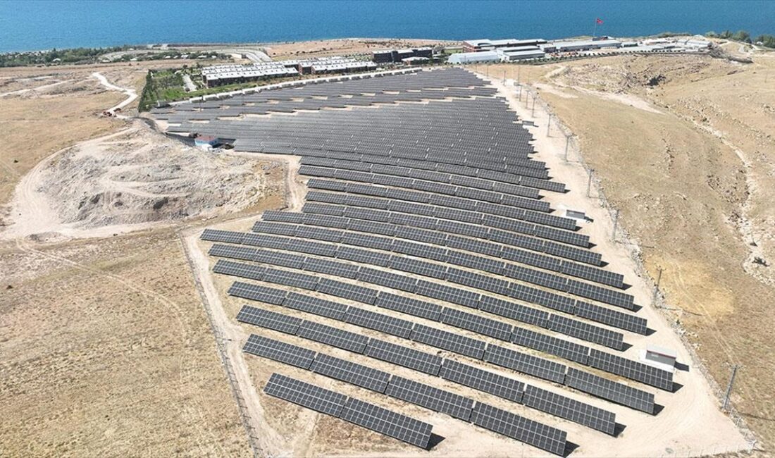 Ulaştırma ve Altyapı Bakanı Abdulkadir Uraloğlu, güneş enerjisi santrallerini ülke