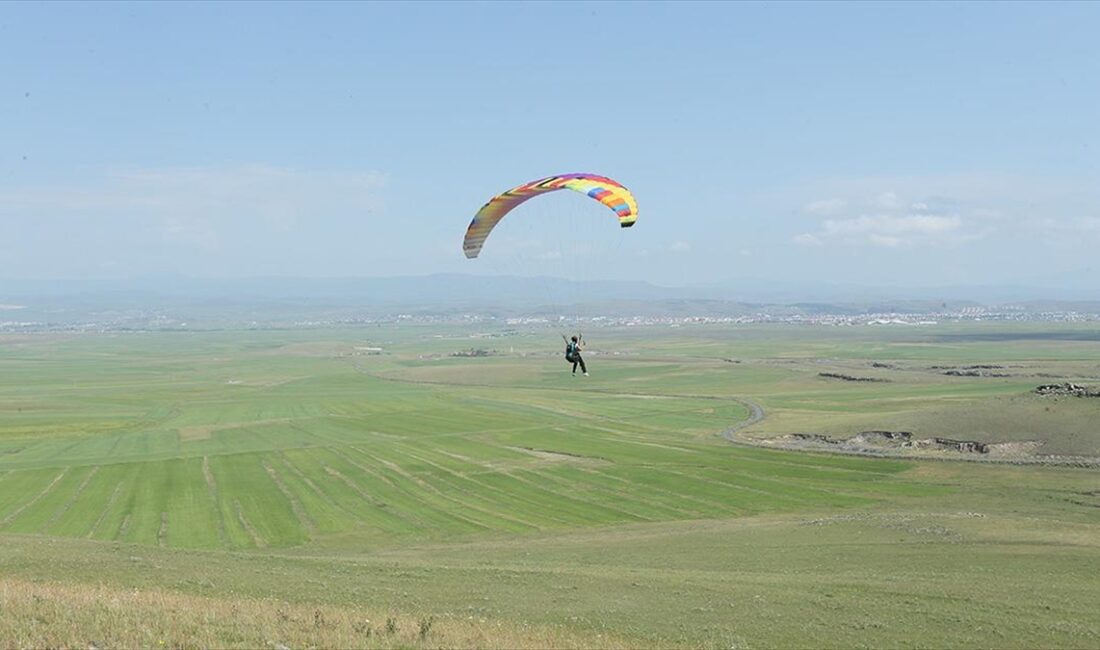 Kars'ta eğitimlerini tamamlayıp uçuşlara başlayan yeni yamaç paraşütü pilotları, hava
