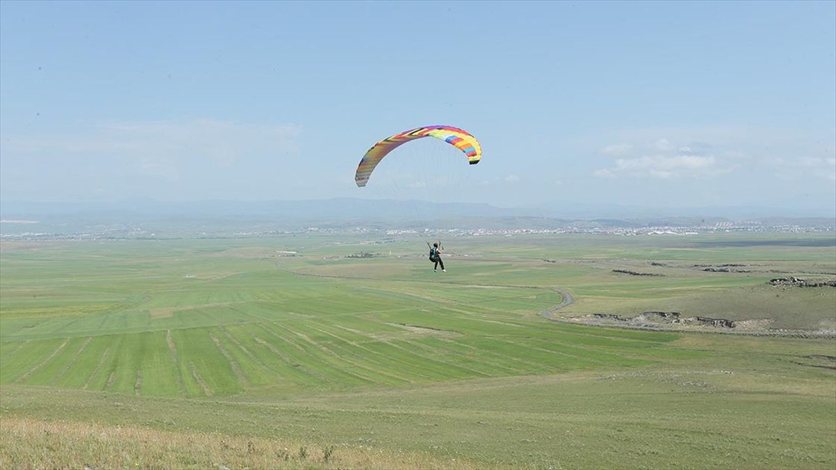 Kars'ta eğitimlerini tamamlayıp uçuşlara başlayan yeni yamaç paraşütü pilotları, hava
