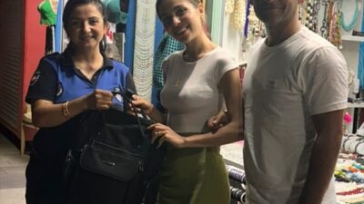 ANTALYA (AA) – Antalya'nın Kemer ilçesine tatile gelen Melike ve