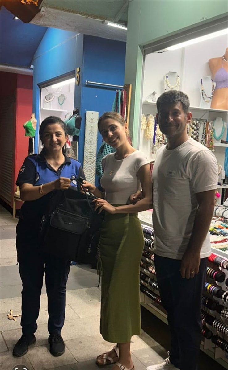 ANTALYA (AA) – Antalya'nın Kemer ilçesine tatile gelen Melike ve