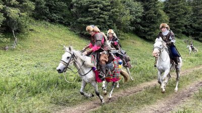 Tanrı Dağları'nda uzun yıllar göçebe hayatı yaşayan Kırgız halkının yayla