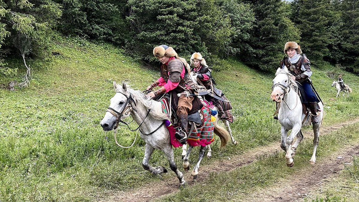 Tanrı Dağları'nda uzun yıllar göçebe hayatı yaşayan Kırgız halkının yayla