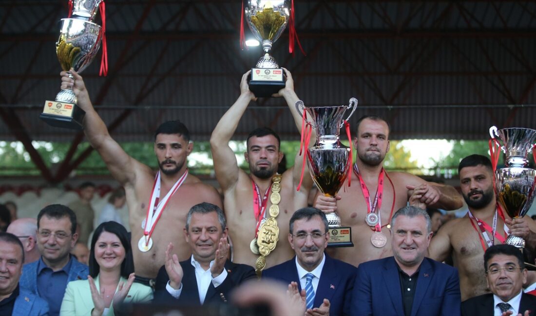 Başpehlivan Yusuf Can Zeybek'in altın kemerini Cumhurbaşkanı Yardımcısı Cevdet Yılmaz