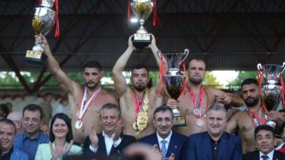 Başpehlivan Yusuf Can Zeybek'in altın kemerini Cumhurbaşkanı Yardımcısı Cevdet Yılmaz