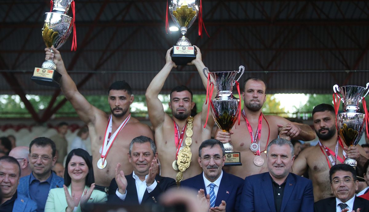 Başpehlivan Yusuf Can Zeybek'in altın kemerini Cumhurbaşkanı Yardımcısı Cevdet Yılmaz
