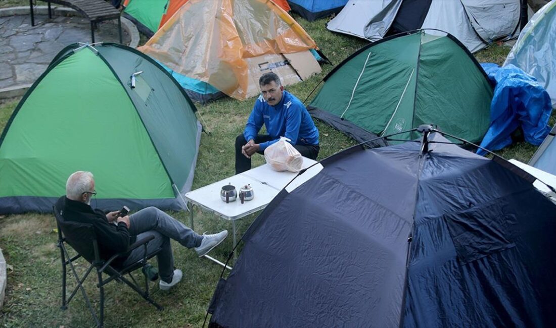 Edirne'ye 663. Tarihi Kırkpınar Yağlı Güreşleri'ni izlemeye gelen bazı güreşseverler,