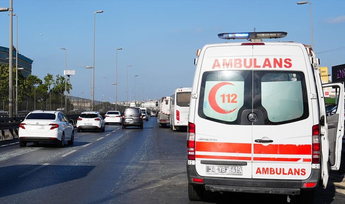 Küçükçekmece'de, 3 servis aracı ile su tankerinin karıştığı zincirleme trafik