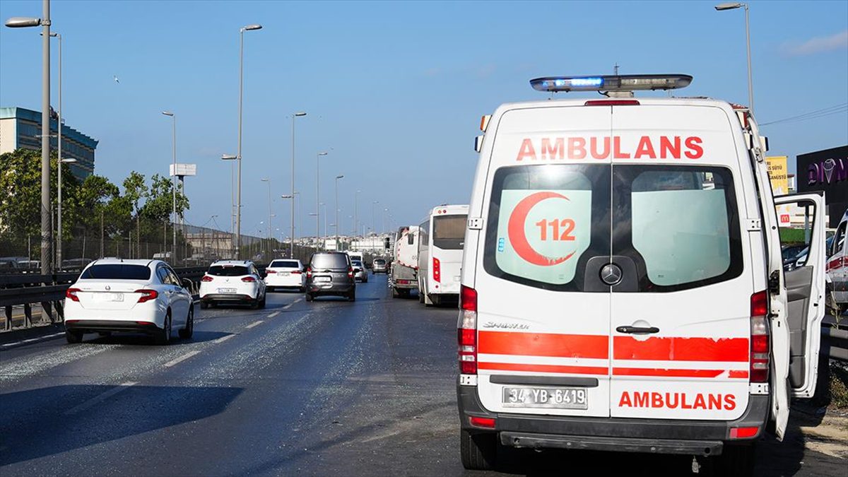 Küçükçekmece'de, 3 servis aracı ile su tankerinin karıştığı zincirleme trafik