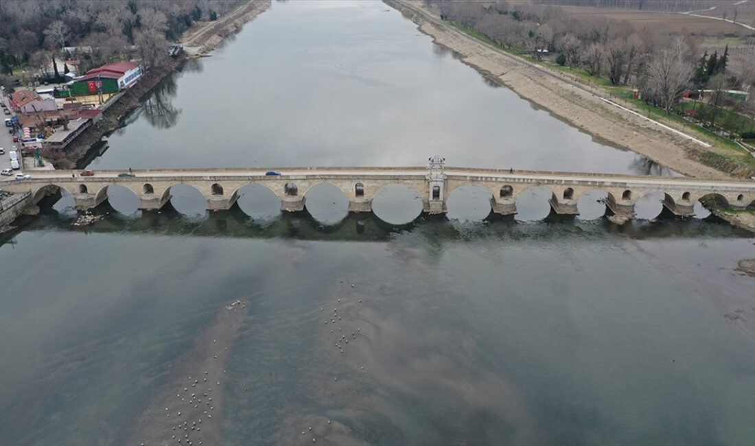 Meriç Nehri'nin kuraklık ve sıcak havaya bağlı buharlaşma nedeniyle düşen
