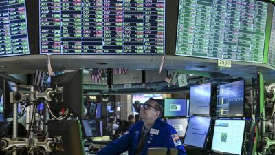 Küresel piyasalarda, Fransa'daki seçimlerde aşırı sağın salt çoğunluğu elde etmekte