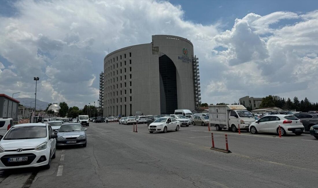 Malatya'nın Yeşilyurt ilçesinde saat 12.54'te 4,3 büyüklüğünde deprem meydana geldi.