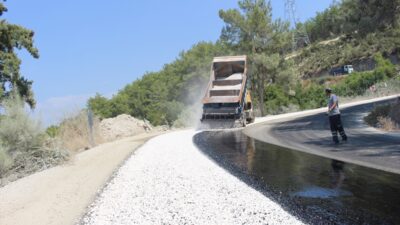 ANTALYA (AA) – Antalya Büyükşehir Belediyesi ekipleri, Manavgat'ta asfaltlama çalışması