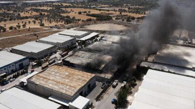 Manisa'nın Yunusemre ilçesinde mobilyalara plastik ayak üreten bir fabrikada çıkan