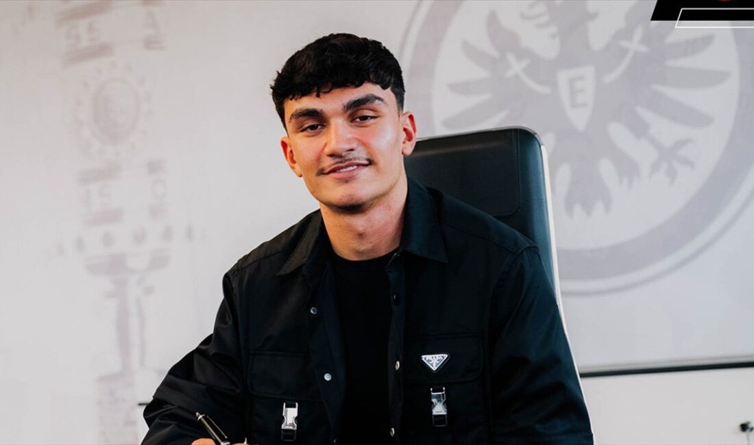 Almanya Birinci Futbol Ligi (Bundesliga) ekiplerinden Eintracht Frankfurt, milli oyuncu