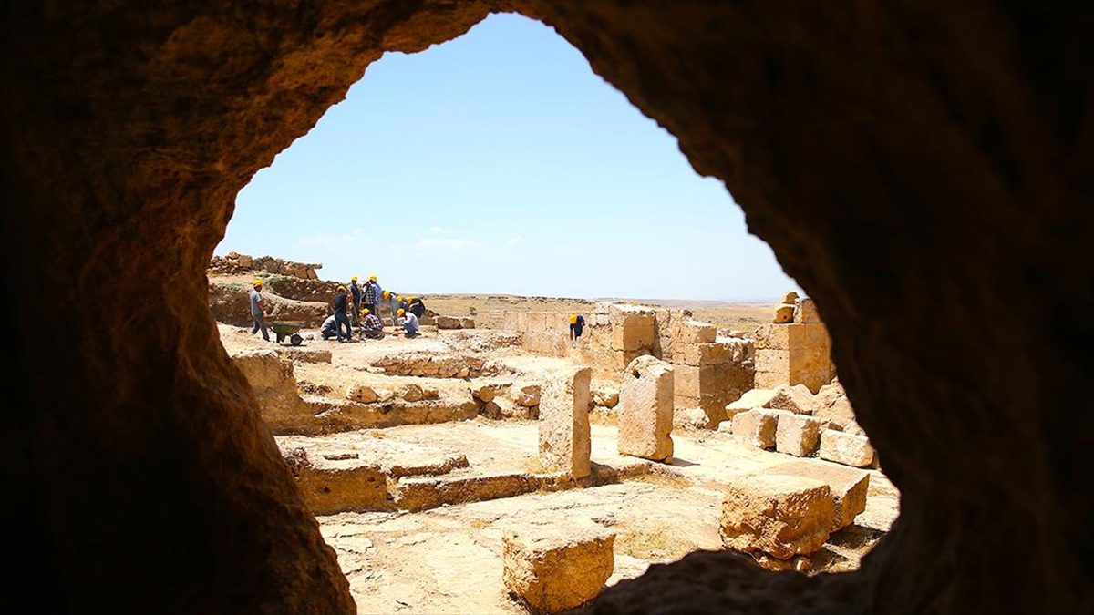 Diyarbakır'ın Çınar ilçesindeki Zerzevan Kalesi'nde yürütülen kazılarda, Mithras dinine ait