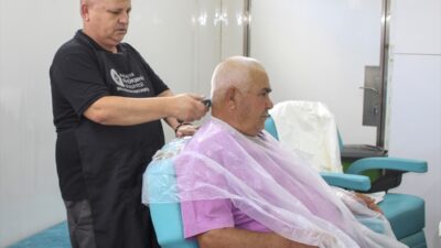 ANTALYA (AA) – Antalya Büyükşehir Belediyesinin mobil kuaför tırı ekibi,