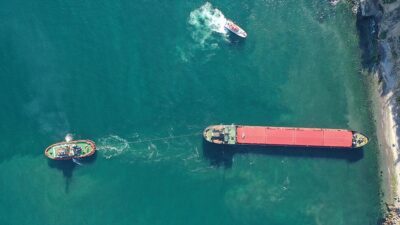 Bursa'nın Mudanya ilçesinde karaya oturan Panama bandıralı kargo gemisi, Kıyı