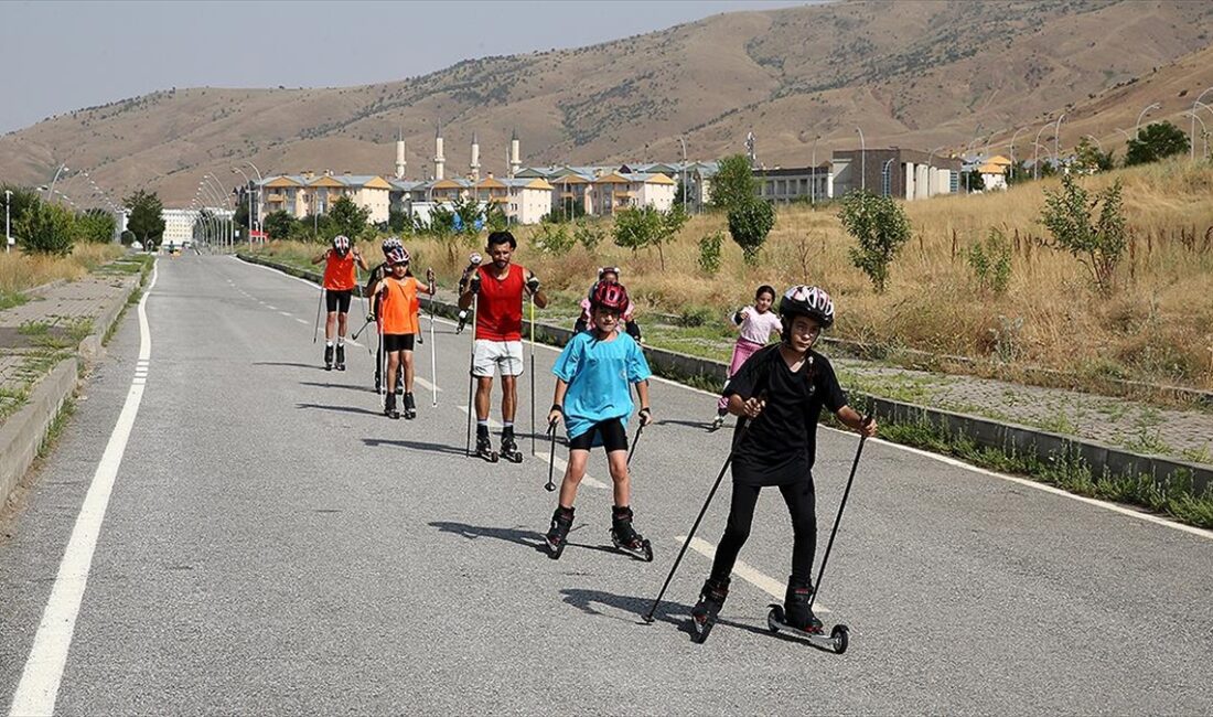 Muş'ta kayak sporcuları, kavurucu sıcak altında kışın yapılacak şampiyonalar için