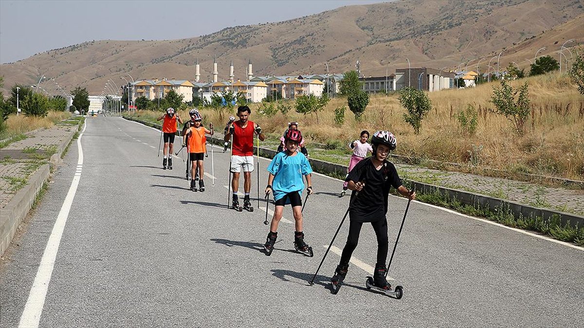 Muş'ta kayak sporcuları, kavurucu sıcak altında kışın yapılacak şampiyonalar için