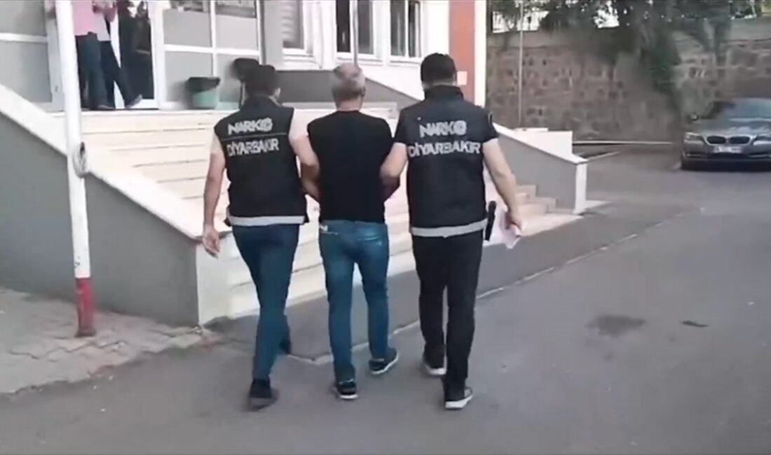 Narkoçelik-27 operasyonlarında 396 uyuşturucu satıcısı yakalandı. Operasyonlarda 1 ton 700