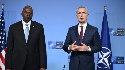 NATO Genel Sekreteri Jens Stoltenberg ve ABD Savunma Bakanı Lloyd