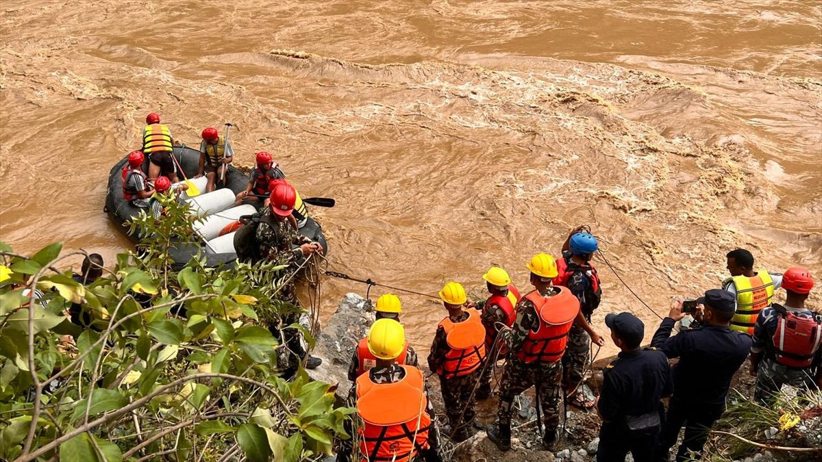 Nepal'de meydana gelen toprak kayması sonucu 2 otobüsün nehre düşmesinin