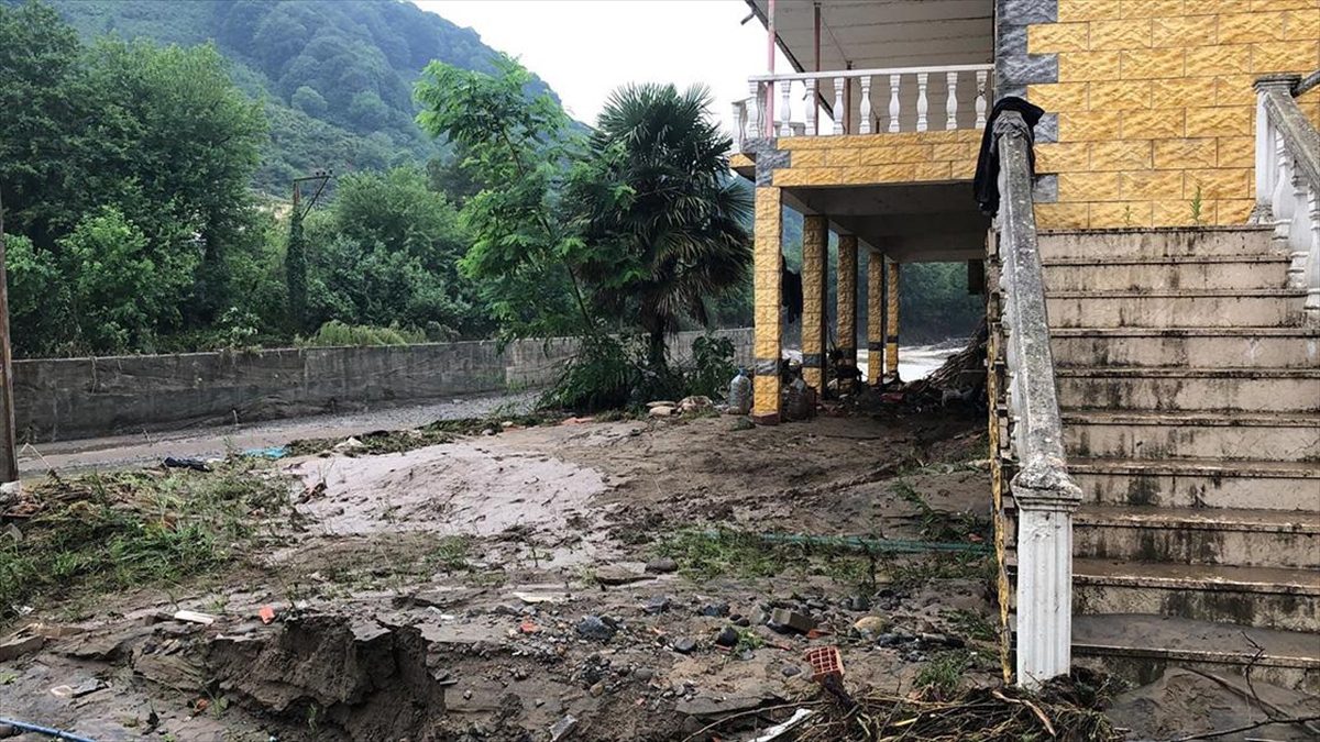 Ordu'da şiddetli yağıştan etkilenen İkizce ve Çaybaşı ilçelerinde temizlik ile