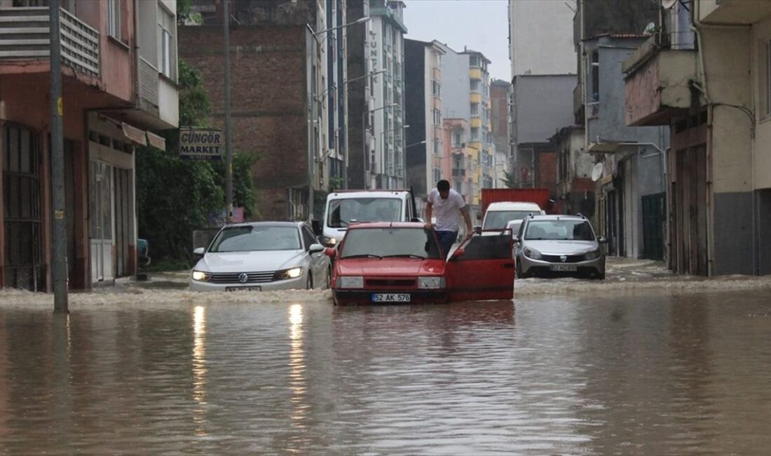Ordu'nun Fatsa ilçesinde aralıklarla süren sağanak kısa sürede şiddetini artırdı.