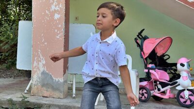 Osmaniyeli 8 yaşındaki Ahmet Aygün, bir düğünde oyun havası oynadığı