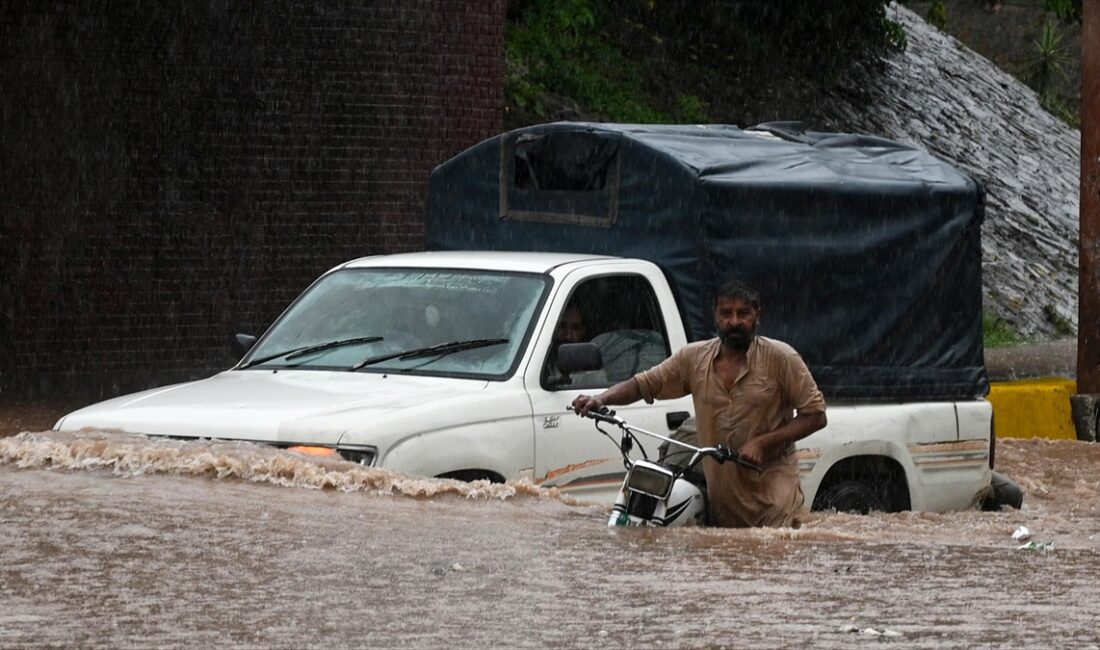 Pakistan'ın kuzeybatısı ve güneydoğusunda şiddetli yağışların yol açtığı afet nedeniyle