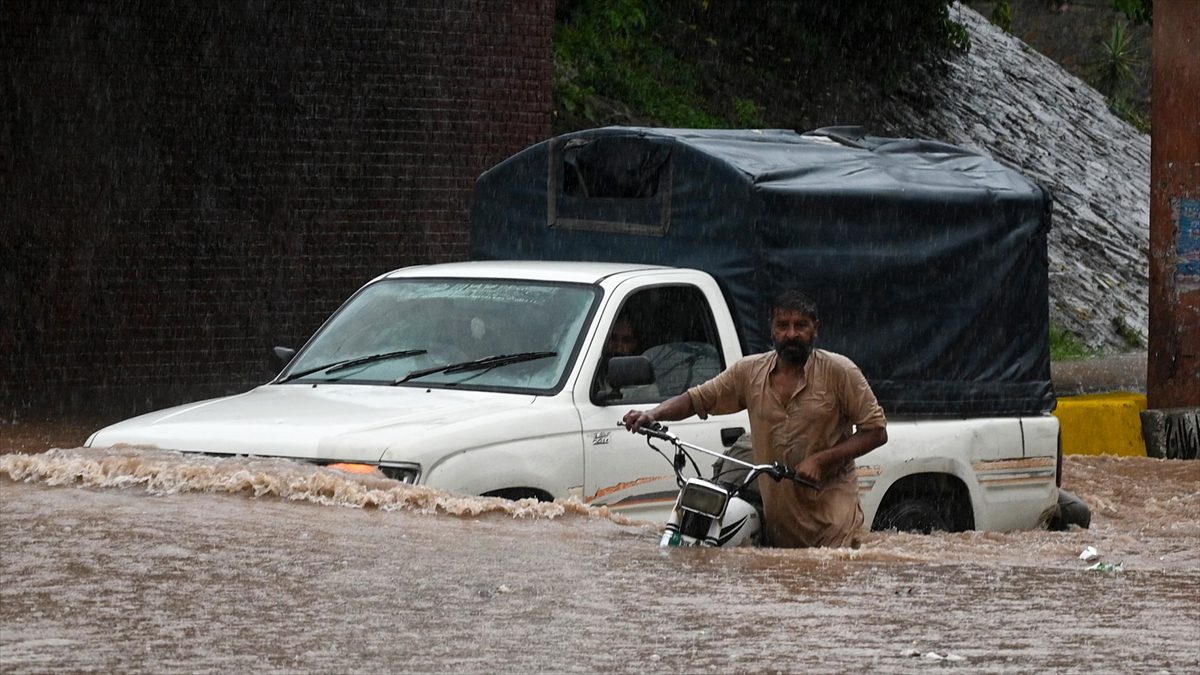 Pakistan'ın kuzeybatısı ve güneydoğusunda şiddetli yağışların yol açtığı afet nedeniyle