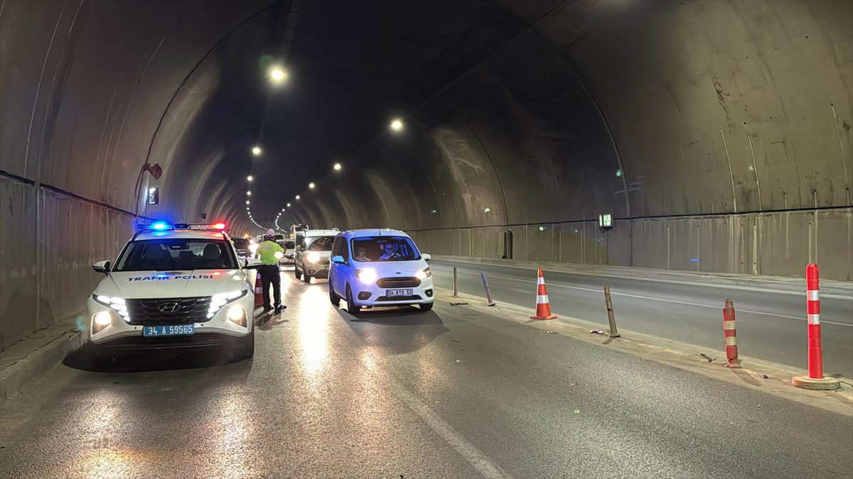 İSTANBUL (AA) – Bağlantı yolunda bulunan tünelin tavanındaki havalandırma fanı,