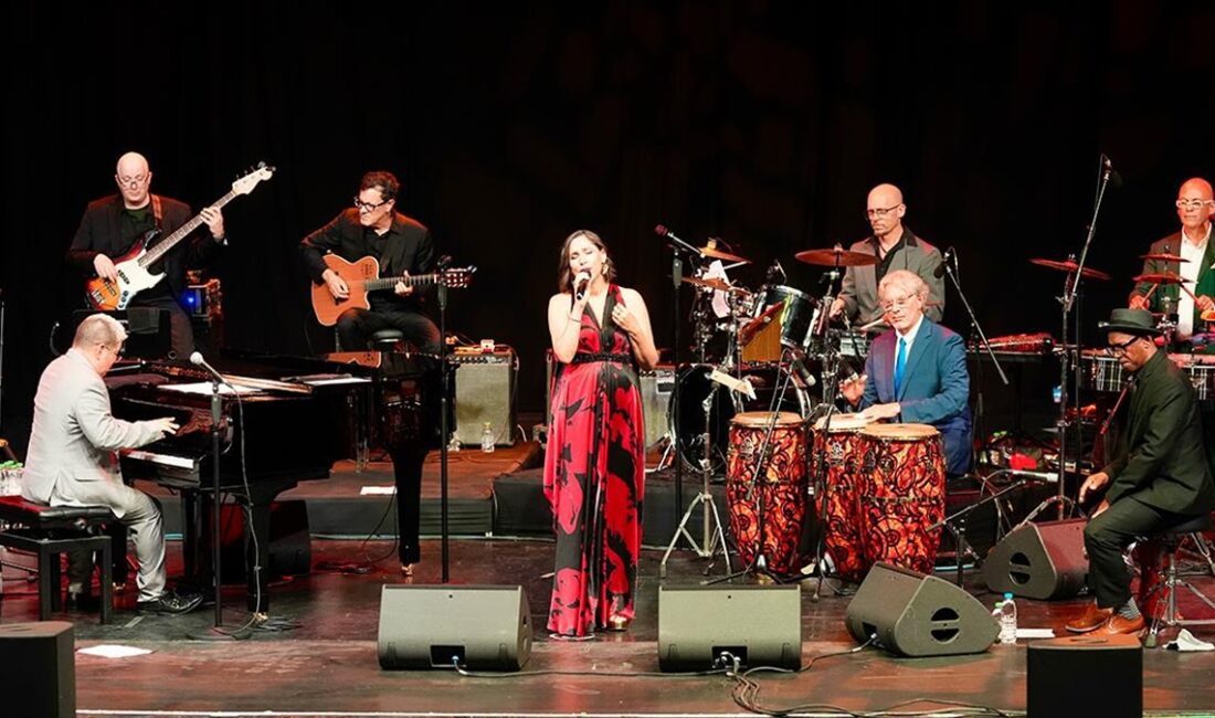 Albümlerinde Türkçe dahil 25 dilde şarkılara yer veren ABD'li müzik