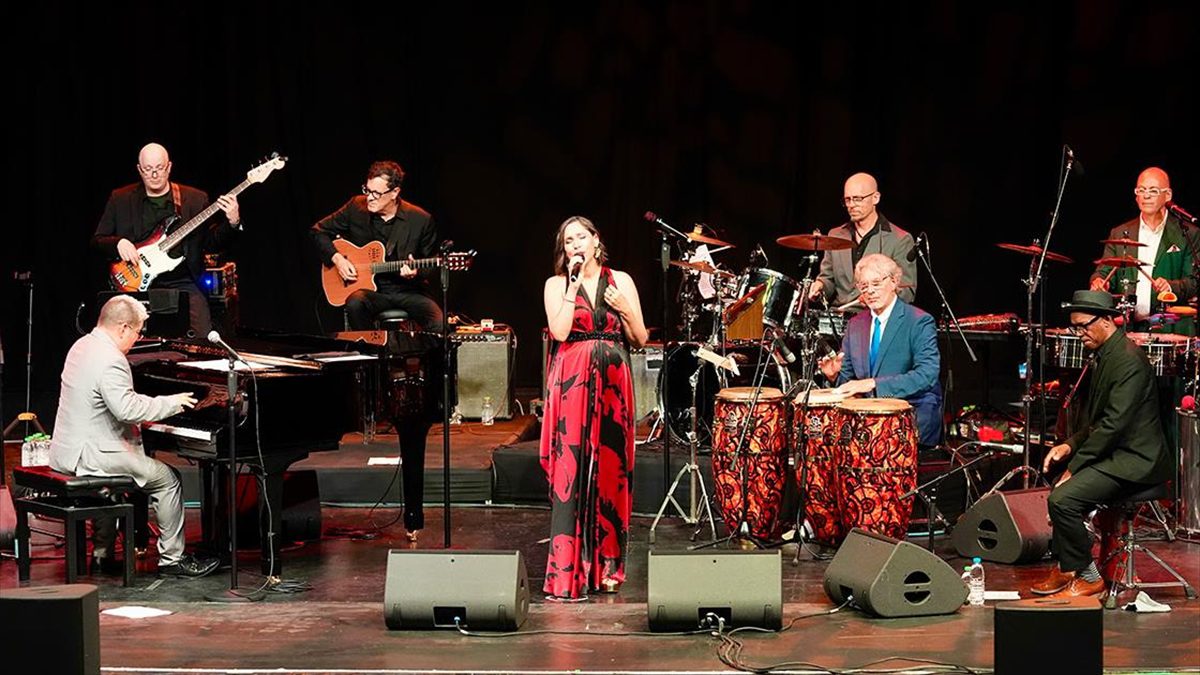 Albümlerinde Türkçe dahil 25 dilde şarkılara yer veren ABD'li müzik