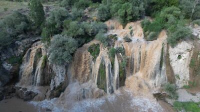 Van'da son günlerde etkili olan sağanakla debisi yükselen Muradiye Şelalesi,