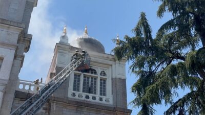 Sağlık Bilimleri Üniversitesi (SBÜ) binasının çatı katında çıkan yangına itfaiye