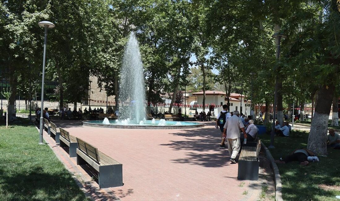 Şanlıurfa, Kahramanmaraş ve Adıyaman'da sıcak hava yaşamı olumsuz etkiliyor.