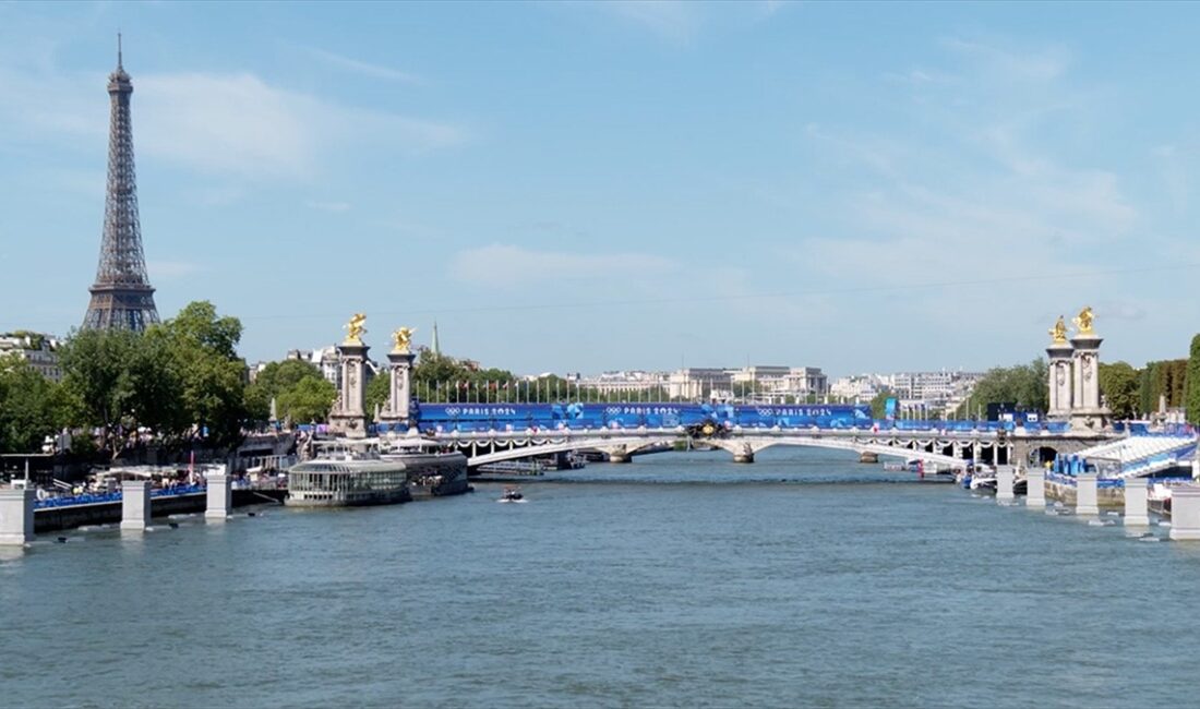 Paris 2024 Olimpiyat Oyunları'nda triatlon sporcularının Sen Nehri'nde bugün yapmayı