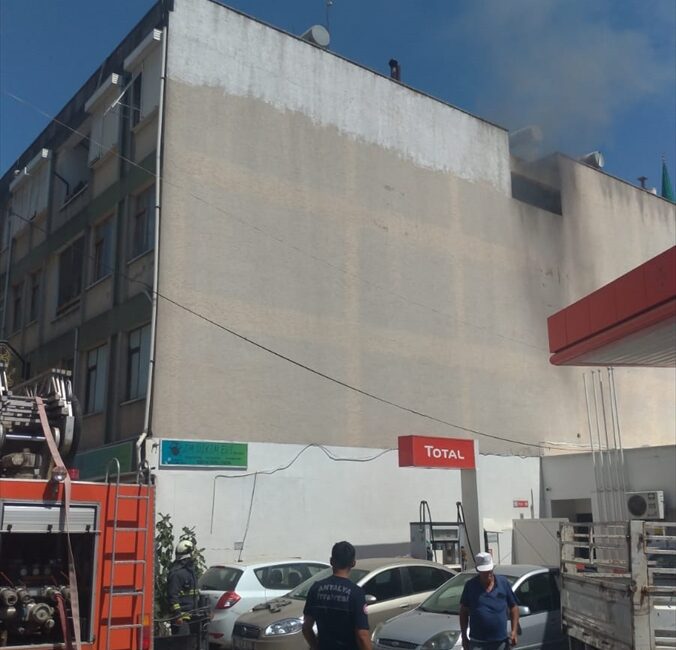 Antalya Serik'te bir apartmanın üçüncü katında çıkan yangın kısa sürede