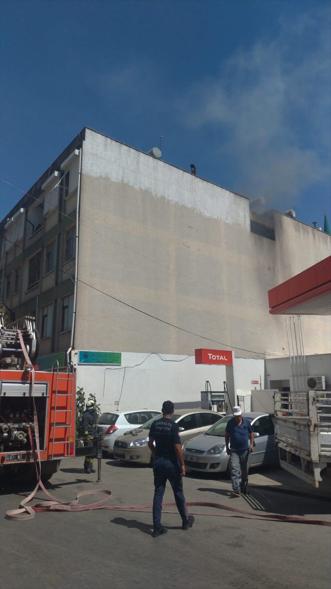 Antalya Serik'te bir apartmanın üçüncü katında çıkan yangın kısa sürede